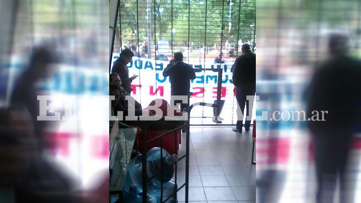 Gremio y trabajadores tomaron dos zapateriacuteas en reclamo por pago de sueldos