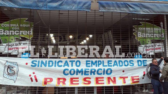 Gremio y trabajadores tomaron dos zapateriacuteas en reclamo por pago de sueldos