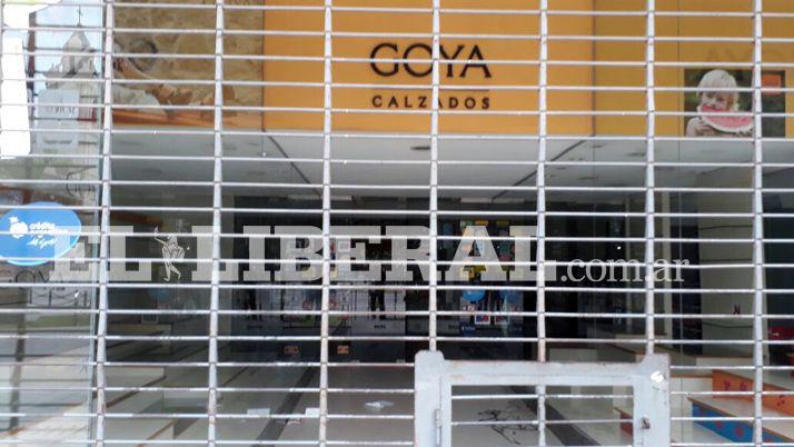 Gremio y trabajadores tomaron dos zapateriacuteas en reclamo por pago de sueldos