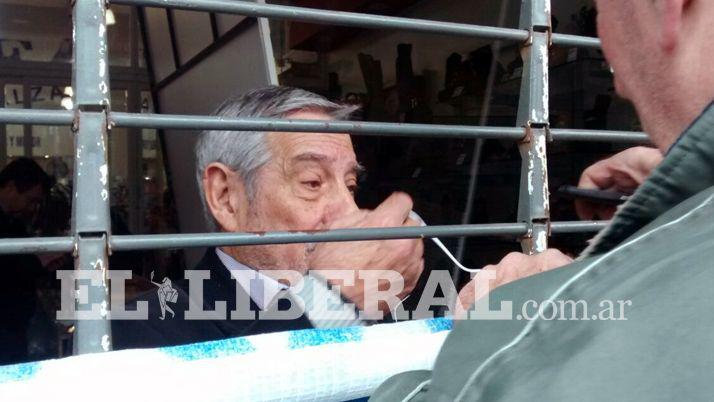 Gremio y trabajadores tomaron dos zapateriacuteas en reclamo por pago de sueldos