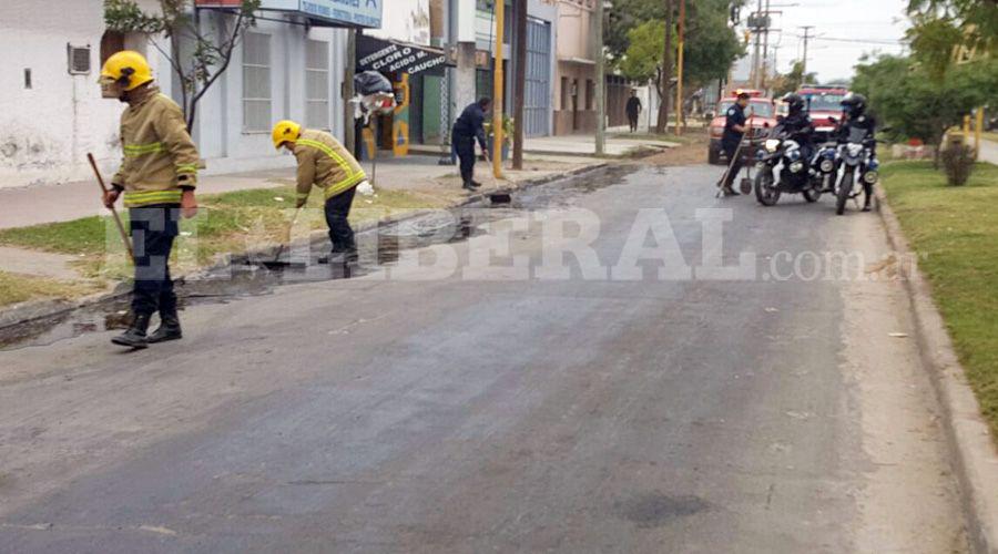 Un camioacuten derramoacute su carga de alquitraacuten en Av Coloacuten