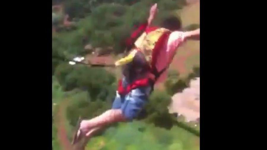 Insoacutelito- Saltoacute desde un balcoacuten para probar su nuevo paracaiacutedas