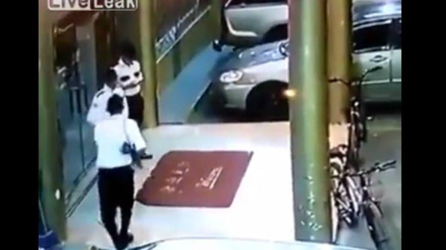 La fatal broma de un guardia de seguridad a su compantildeero