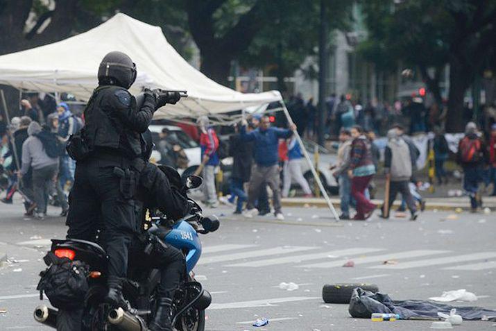 La Policía desalojó a piqueteros en la 9 de Julio