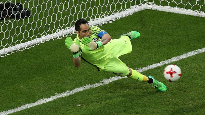 Con Claudio Bravo como figura Chile le ganoacute a Portugal