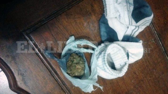 La descubrieron cuando le quiso pasar droga a su hijo en una media