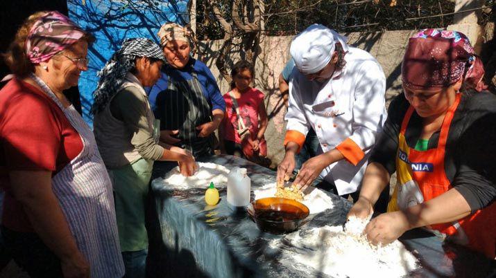 Capacitan a productores en la elaboracioacuten de panificados y lo producido se donoacute a un merendero