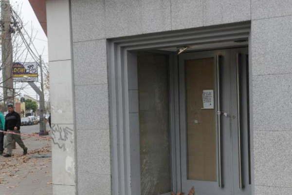 Ladrones hicieron explotar un cajero y se llevaron 100000