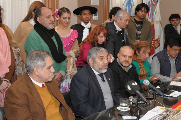 Confirman la presencia del grupo Los Auteacutenticos Decadentes en el cierre de los festejos de la ciudad