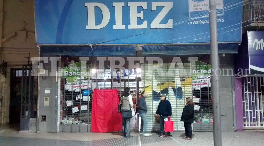 Los empleados en conflicto pasaron la noche en la zapateriacutea