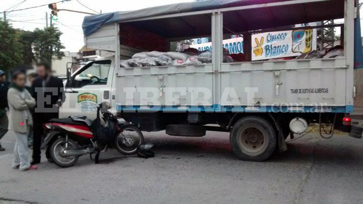 Un oficial resultoacute herido al chocar contra un camioacuten
