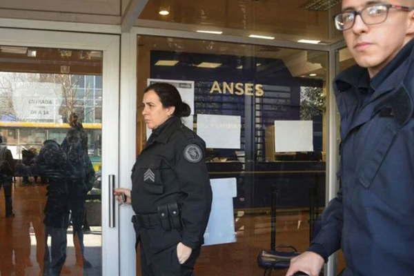 Trabajadores de la Anses realizan un paro tras el suicidio del jubilado