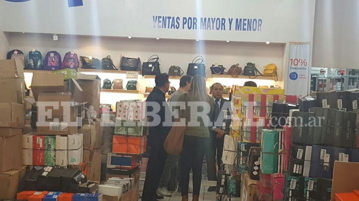 Oficiales de Justicia llevan a cabo el inventario de mercadería en la zapatería