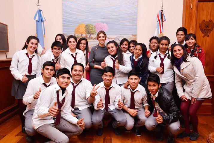 Alumnos de Brea Pozo visitaron a la Gobernadora