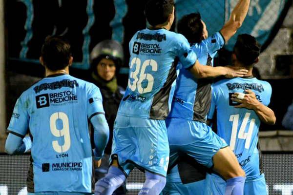 Temperley ganoacute 2 a 0 y sigue en carrera