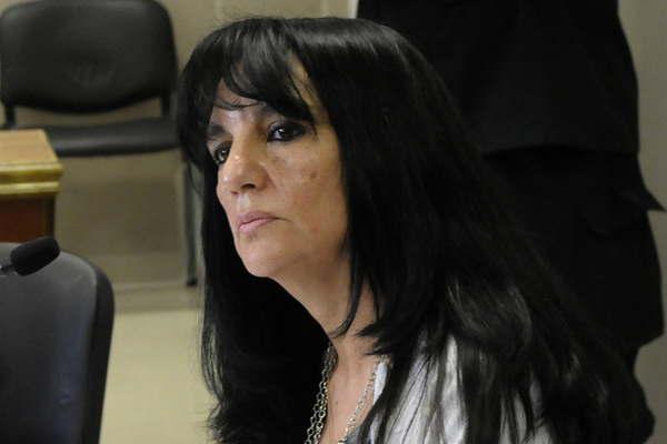 Con un cuchillo le abrioacute la boca a su esposa y le introdujo un celular para que se lo tragara