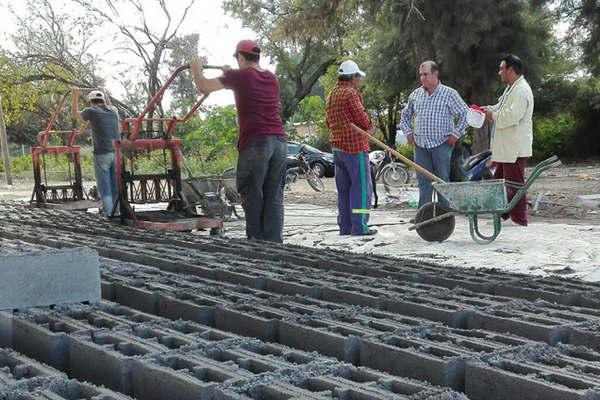 Familias son beneficiadas con la entrega de bloques de cemento