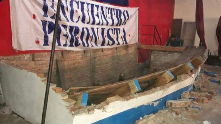 Un candidato se cayoacute del escenario y se rompioacute una pierna