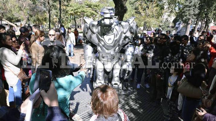 Un robot suelto en plena Plaza Libertad