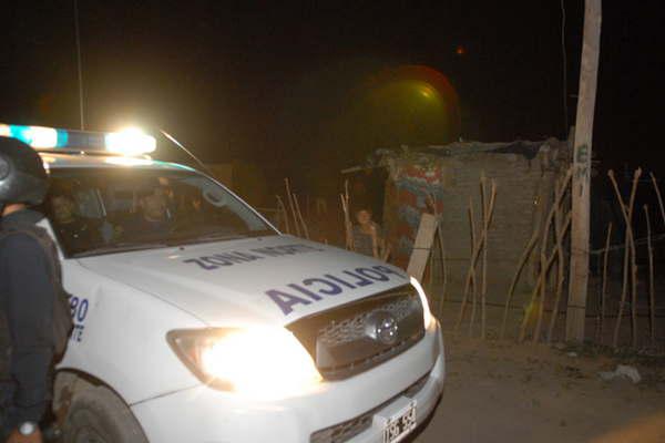 Amenazoacute con matar con cuchillo a un policiacutea para quitarle el celular