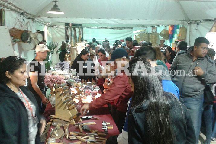 Miles de personas visitan la Feria Artesanal