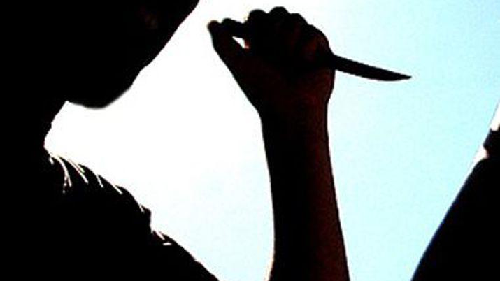 Descubrioacute que su esposo enviaba mensajes a una amante y lo cortoacute en las manos