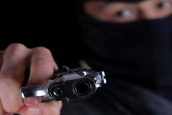 Dos motochorros con pasamontantildeas despojan de cartera a jovencita