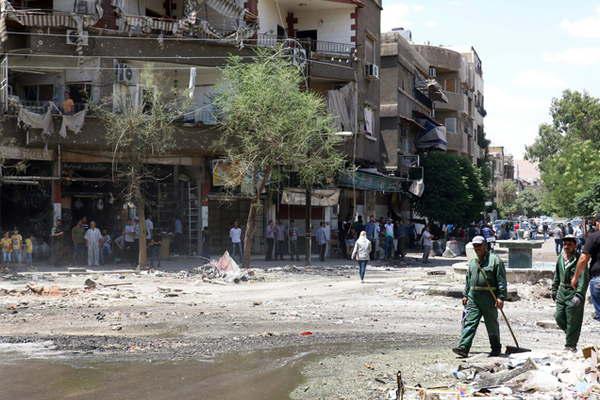 Ataque con tres coches bomba dejoacute 21 muertos en Siria