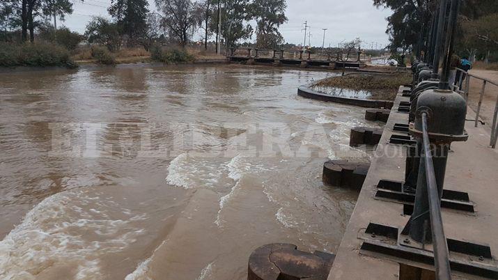 El desborde del canal Matriz causa alarma en vecinos de La Guarida
