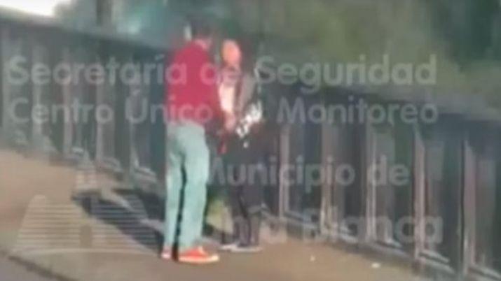 Una mujer discutioacute con su novio y luego tratoacute de tirarse desde un puente