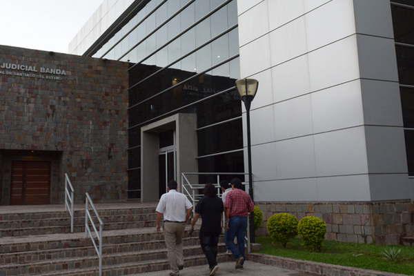 Un antildeo de prisioacuten en suspenso para un abogado trucho por usurpacioacuten de tiacutetulo