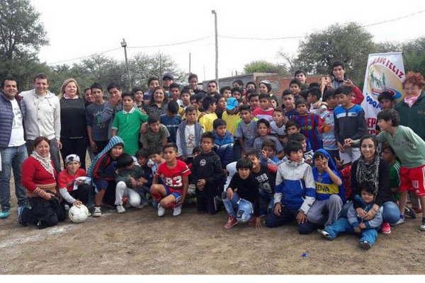 Domingo intenso de deporte para  cientos de chicos en Clodomira