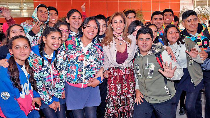 INAUGURACIÓN La doctora Claudia de Zamora junto a estudiantes