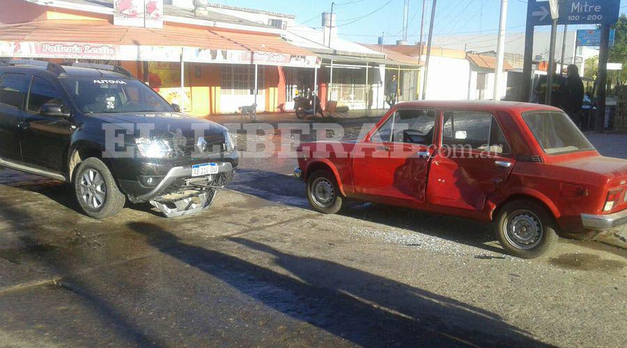 Fuerte choque en Antildeatuya dejoacute soacutelo dantildeos materiales