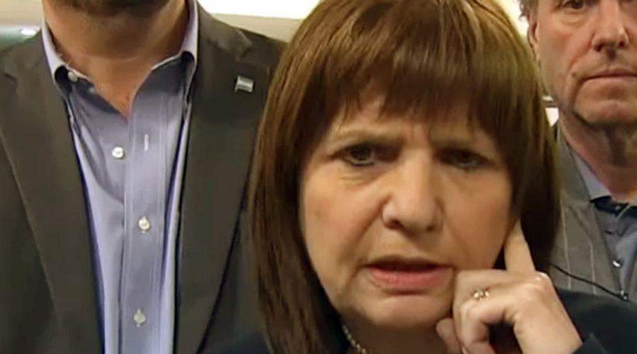 La ministra Bullrich este mediodía hablando con la prensa