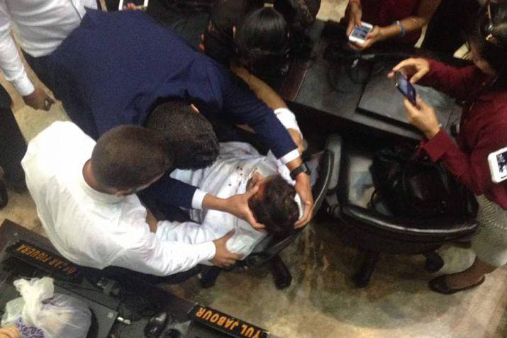 Unas 30 personas ingresaron a la fuerza a la Asamblea Nacional mientras los legisladores estaban en sesión