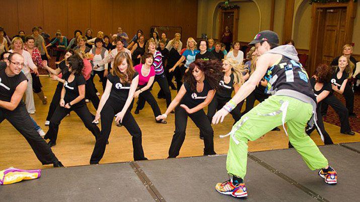 Bailaba zumba en una clase y de repente se desplomó