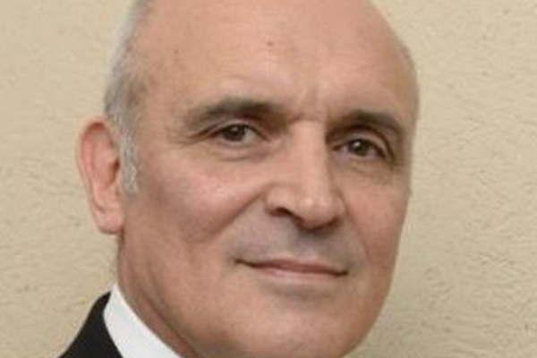 El economista Joseacute L Espert presentaraacute hoy en Santiago el libro La Argentina Devorada