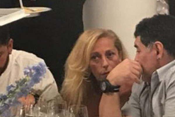 Diego Maradona se reencontroacute con la madre de Diego Jr en una cena en Naacutepoles 