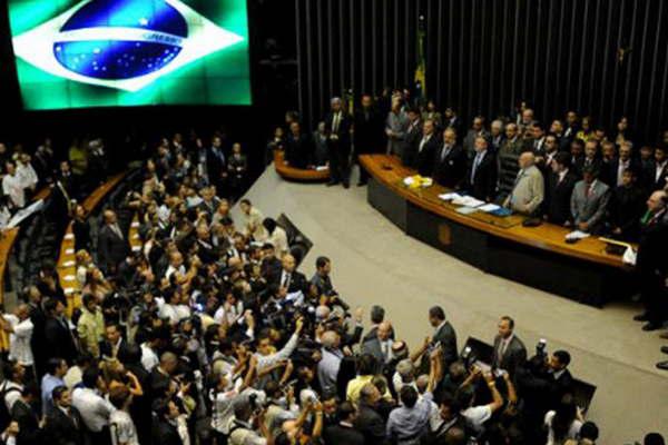 Temer presentoacute su defensa ante la Caacutemara de Diputados para evitar ser suspendido