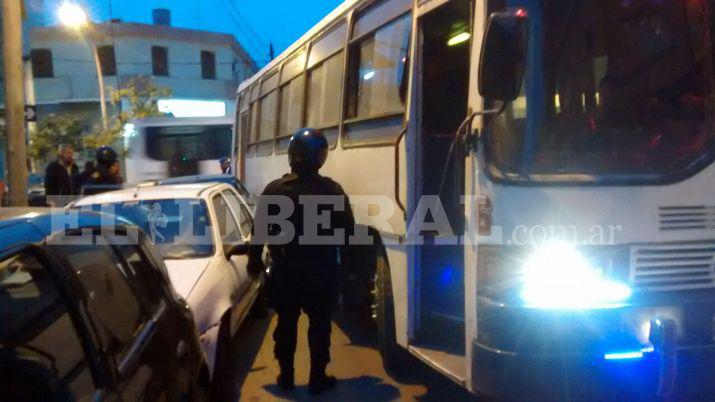 Mujer quedoacute atrapada en su automoacutevil tras chocar contra un colectivo