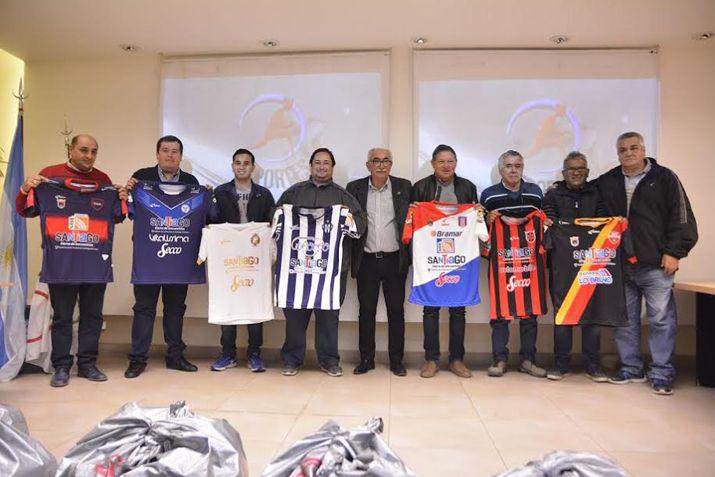 Los clubes que jugarn el torneo Federal B
de ftbol recibieron indumentaria deportiva