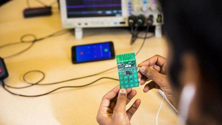 Fabrican celular sin bateriacutea que se carga con energiacutea ambiental