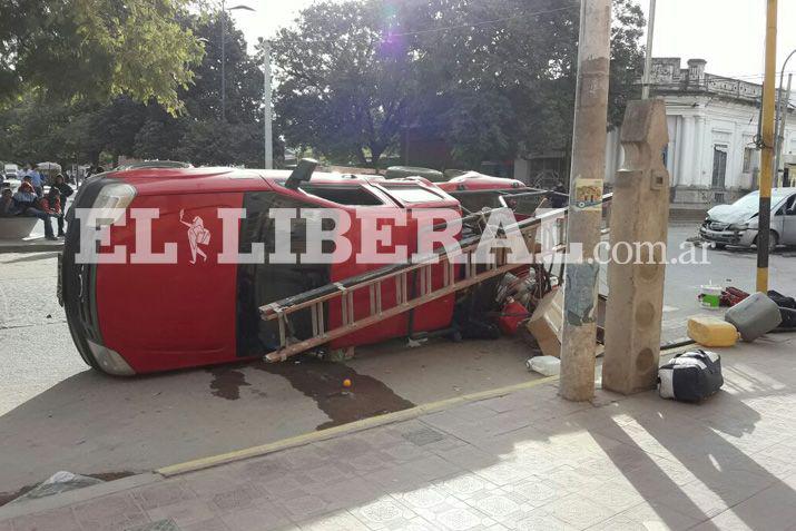 La camioneta quedó volcada producto del choque con un auto