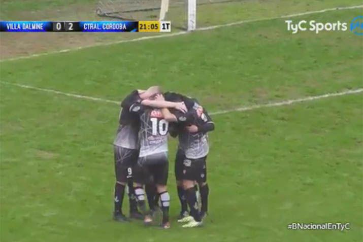 El abrazo ferroviario luego del penal convertido por Sequeira