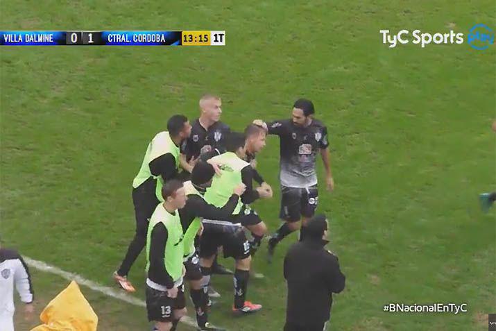 El festejo del  Ferroviario santiagueño tras la apertura del marcador