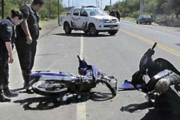 Tres personas lesionadas al colisionar dos motocicletas 