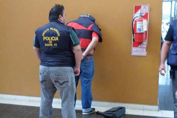 Apresan a santiaguentildeo que transportaba drogas en Santa Fe