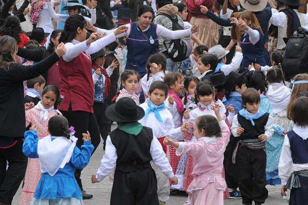 Turistas y santiaguentildeos disfrutan de los eventos en el mes aniversario de la ciudad