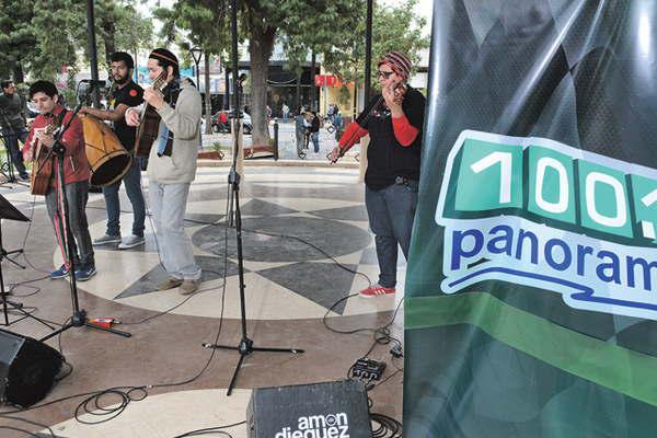 Santiago muestra su canto y danzas a traveacutes de Radio Panorama 